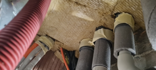 Těsnění prostupů a kabelů potrubí tmelem PROMASEAL®-AG